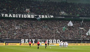 Gladbach-Fans haben einen geschmacklosen Banner hoch gtehalten