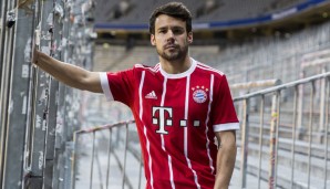 Juan Bernat allein in der Südkurve. Ob er das Trikot auch während der Saison mal im Block trägt?