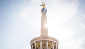 Hertha BSC liebt große Gesten - und so präsentierte die Alte Dame ihr neues Trikot pathetisch auf der Berliner Siegessäule. Auf Twitter garniert mit dem Spruch "Auf eine goldene Zukunft"