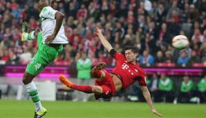 60. Minute: Als wäre das Spiel nicht schon bekloppt genug, legt Lewy kurz darauf noch das schönste Tor des Abends nach. Mario Götze flankt bildschön von rechts, der Pole liegt quer in der Luft und knallt den Ball aus 15 Metern halbhoch ins linke Eck! 5:1!