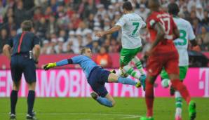 In der 38. Minute riskiert Manuel Neuer Kopf und Kragen und verliert den Ball weit draußen vor seinem Tor. Wolfsburgs Josuha Guilavogui versucht's aus 50 Metern und verfehlt die verwaiste Bude nur ganz knapp