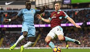 Bacary Sagna im Zweikampf in der Premier League für Manchester City