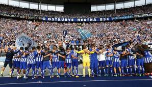 Fans von Hertha BSC feiern mit ihrer Mannschaft.