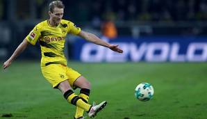 Andre Schürrle dabei den Ball in Richtung Mitspieler zu flanken.