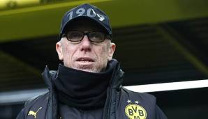 Peter Stöger versucht nach Spekulationen um seine Zukunft eine gute Pressekonferenz zu machen.