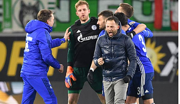 Amine Harit glücklich mit Trainer Domenico Tedesco.