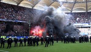 Die Polizei rückte auf den Platz, doch das hielt die Chaoten nicht davon ab, weitere Leuchtfeuer zu entzünden.