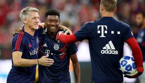 Schon beim Warmmachen kam es zu zahlreichen Verbrüderungsszenen. Hier wird Schweinsteiger von seinen Ex-Kollegen David Alaba und Manuel Neuer in Empfang genommen.