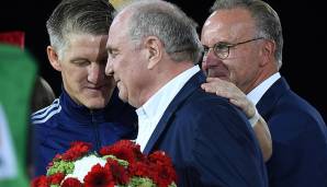 Anschließend überreichten FCB-Präsident Uli Hoeneß und Vorstandsboss Karl-Heinz Rummenigge ihrem Ex-Spieler ein großes Bild mit zahlreichen Fotos besonderer Momente seiner Karriere.