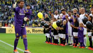 Und dann kam er, der Mann es Abends: Roman Weidenfeller lief mit Söhnchen Leo ins Stadion ein, die beiden von ihm zusammengestellten Mannschaften standen Spalier.