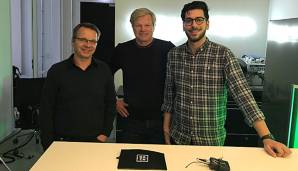 SPOX-Chefredakteur Martin Volkmar (l.) und DAZN-Redakteur Mario Rieker trafen Oliver Kahn in München.