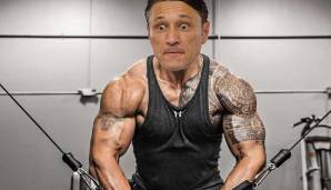 User Matthias Schaffer schickt Kovac mit Dwayne "The Rock" Johnson in die Muckibude. Breit gebaut, braun gebrannt, 100 Kilo Hantelbank.