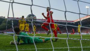 Unions Andersson jubelt nach seinem Tor zum 3:1, BVB-Torhüter Bürki ist geschlagen.