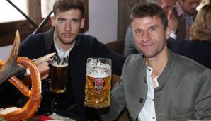 Nicht ganz so ausgelassen wirken Thomas Müller und Leon Goretzka. Das kann aber täuschen.