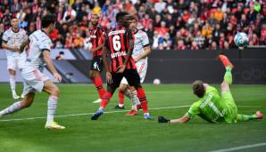 Thomas Müller erzielt auf etwas kuriose Weise das 3:0 für die Bayern in Leverkusen.