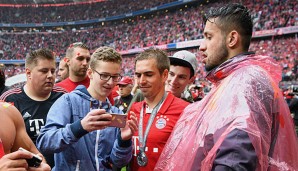 Beim "Platzsturm" nach dem Spiel gegen Hannover zeigte Lahm keine Berührungsängste