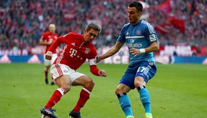 Philipp Lahm im Zweikampf mit Filip Kostic