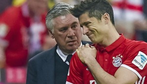 Wo zwickt's denn? Carlo Ancelotti mit seinem einzigen Stürmer Robert Lewandowski