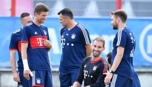 Gibt's den auch noch? Da alle drei etatmäßigen Keeper noch verletzt pausieren, trainiert Tom Starke trotz Karriereende übergangsweise noch eine Weile mit. Thomas Müller scheint's sichtlich zu freuen