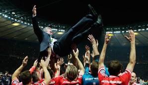 Jupp Heynckes wird nach Pokalsieg hochgeworfen