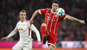 Robert Lewandowski versucht den Ball zu kontrollieren