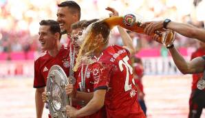 Während Sandro Wagner und Sebastian Rudy noch gar nicht so recht mitbekommen haben, was passiert ist, bekommt Thomas Müller eine volle Breitseite ab.