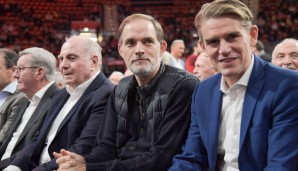 FCB-Coach Thomas Tuchel und Sportdirektor Christoph Freund wurden bei ihrer ersten JHV des FC Bayern mit Applaus begrüßt. Ehrenpräsident Uli Hoeneß gefällt's.