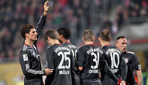 Mario Gomez (l.) wird beim Champions-League-Achtelfinale gegen Inter Mailand dabei sein