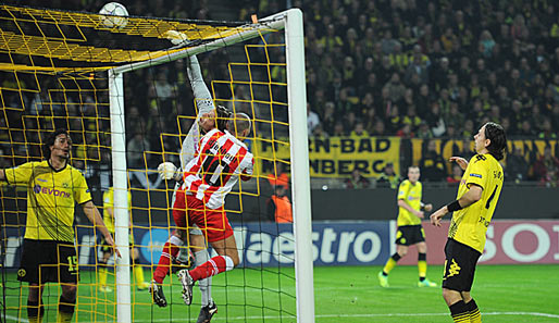 BVB-Keeper Roman Weidenfeller lenkt einen Ball vor Rafik Djebbour über die Latte