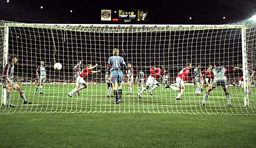 Das Unfassbare wird wahr: ManUnited erzielt in der Nachspielzeit das 2:1 zum CL-Sieg 1999