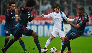 Manchesters David Silva (2.v.r.) wird von der gesammelten Bayern-Defensive gestellt