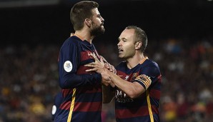 Iniesta muss hier seinen Mitspieler beruhigen