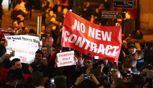 Einige Fans vom FC Arsenal protestieren gegen Arsene Wenger