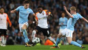 Fred (M.) hier im Duell mit John Stones (l.) und Kevin De Bruyne von Manchester City.