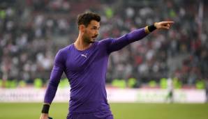 Roman Bürki von Borussia Dortmund blickt dem FC Bayern München entgegen.