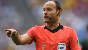 Antonio Mateu Lahoz aus Spanien pfeift das Spiel zwischen Tottenham und Dortmund.