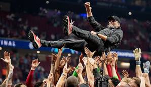 Seine Spieler lassen Jürgen Klopp nach dem Gewinn der Champions League hochleben.