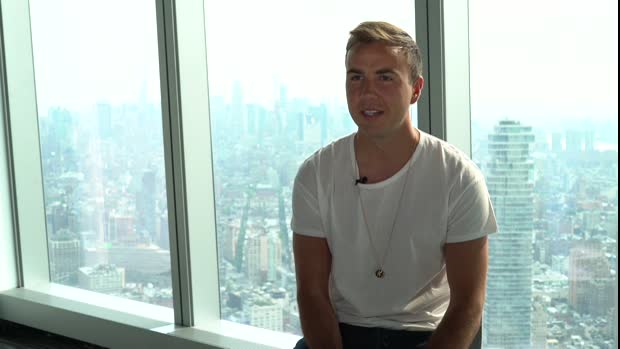 Mario Götze vor der Skyline von New York City.