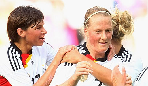 Melanie Behringer (M.) spielt seit 2008 für die Damen des FC Bayern München