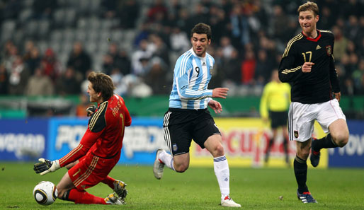 Gonzalo Higuain spitzelt den Ball an Rene Adler (l.) vorbei und besorgt den Siegtreffer