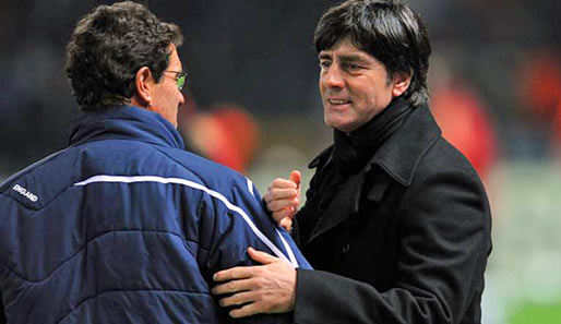 Fabio Capello (l.) und Joachim Löw im November 2008 nach Englands 2:1-Sieg in Berlin