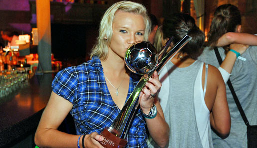 Alexandra Popp mit dem WM-Pokal: Sie erzielte insgesamt 10 Tore für Deutschland bei der U-20-WM