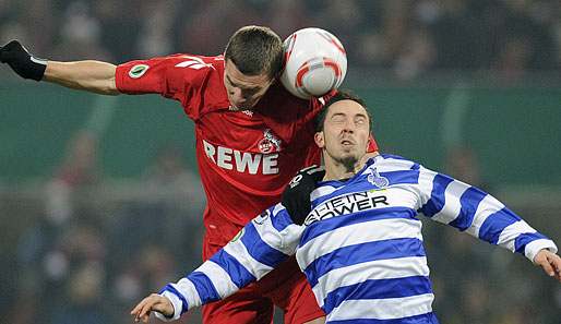 Lukas Podolski (l.) zog gegen Benjamin Kern und den MSV den Kürzeren