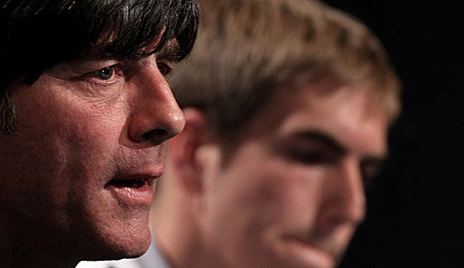 Bundestrainer Joachim Löw und Kapitän Philipp Lahm (r.) beantworten die Fragen der Journalisten