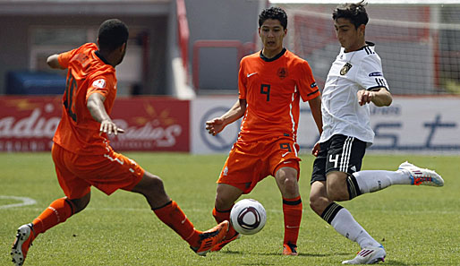 Koray Günther (r.) überzeugt in bei Deutschlands U-17 in der Innenverteidigung