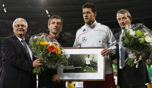 Ob Theo Zwanziger (l.) Michael Ballack jemals Blumen für ein Abschiedsspiel übergibt, ist fraglich