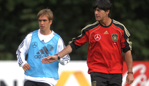 Joachim Löw (r.) rüffelte Philipp Lahm für einige Passagen seines Buches