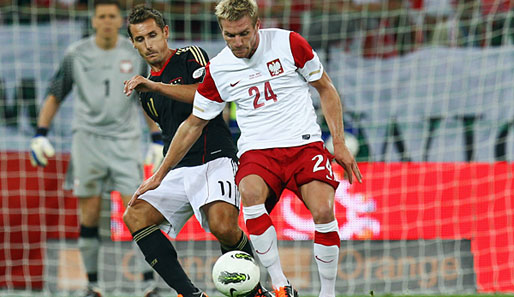 Harte Duelle im Mittelfeld: Miroslav Klose im Zweikampf mit Damien Perquis