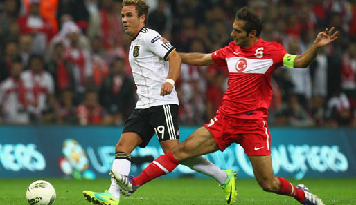 Mario Götze (l.) lies Hamit Altintop (r.) im Spiel gegen die Türkei nur selten eine Chance