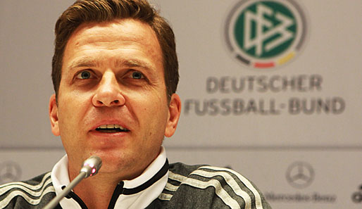 Teammanger Oliver Bierhoff stellt sich in Hamburg den Fragen der Journalisten